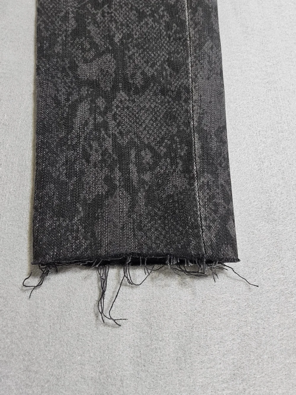 FRAME Le Skinny de Jeanne Python Print Jeans Gray Raw Hem Women's Size 27 EUC - Picture 8 of 11